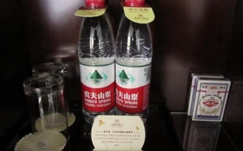酒店客房礦泉水的收費分兩種情況，分清單